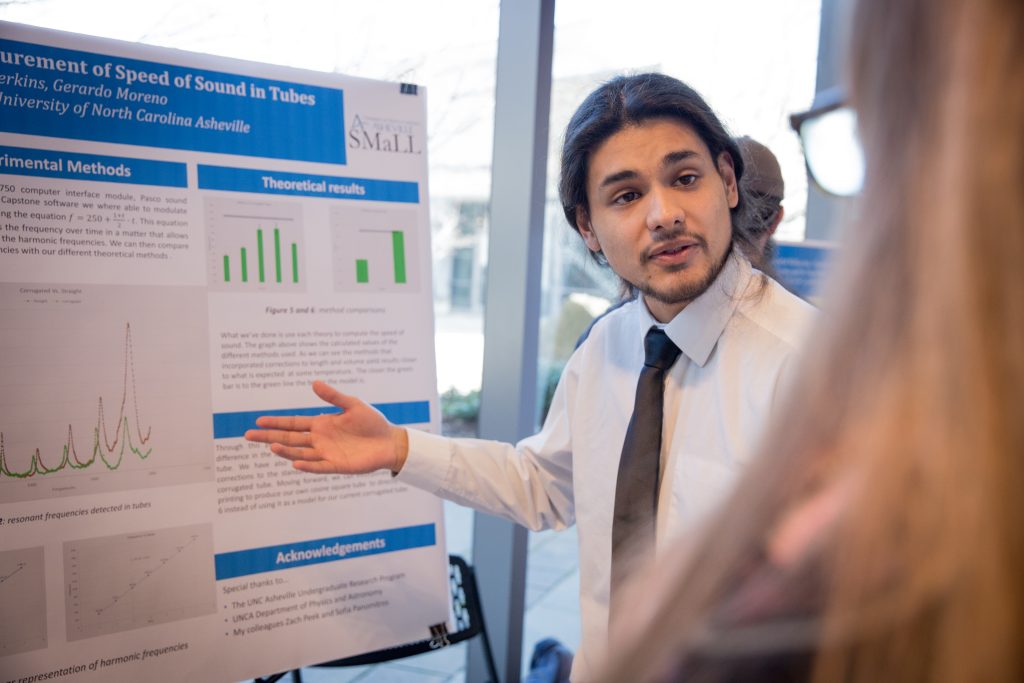 A student presenting his undergraduate research - 2018